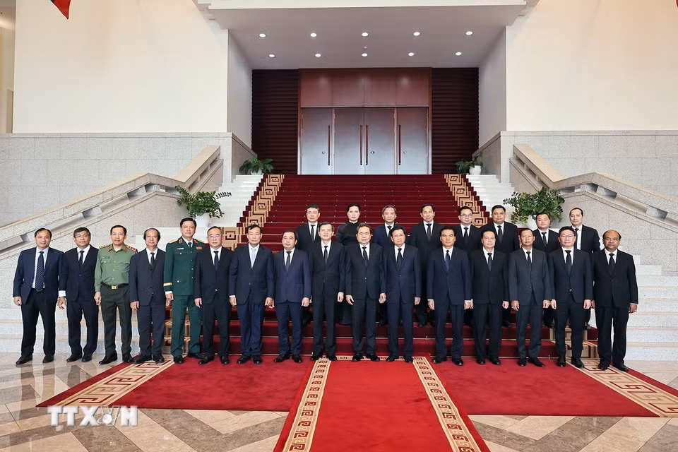 Chủ tịch Quốc hội Trần Thanh Mẫn và Tổng Bí thư, Chủ tịch nước Lào Thongloun Sisoulith với đại biểu. (Ảnh: Doãn Tấn/TTXVN)