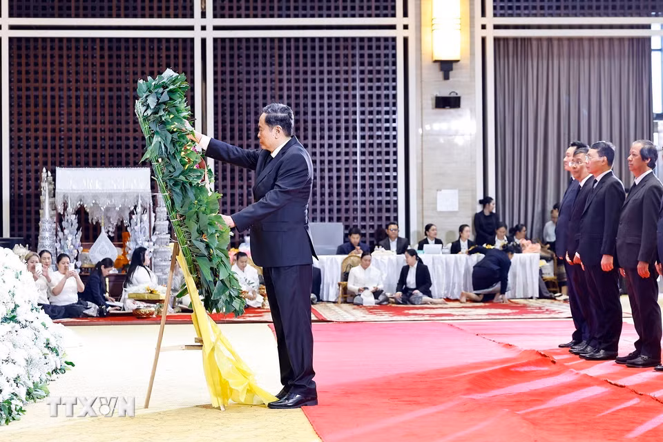 Chủ tịch Quốc hội Trần Thanh Mẫn dẫn đầu Đoàn đại biểu cấp cao của Đảng, Nhà nước Việt Nam viếng đồng chí Xaysomphone Phomvihane, Ủy viên Bộ Chính trị, Chủ tịch Quốc hội Lào. (Ảnh: Doãn Tấn/TTXVN)