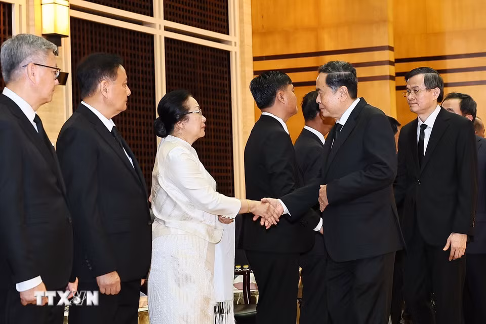 Chủ tịch Quốc hội Trần Thanh Mẫn dẫn đầu Đoàn đại biểu cấp cao của Đảng, Nhà nước Việt Nam viếng đồng chí Xaysomphone Phomvihane, Ủy viên Bộ Chính trị, Chủ tịch Quốc hội Lào. (Ảnh: Doãn Tấn/TTXVN)