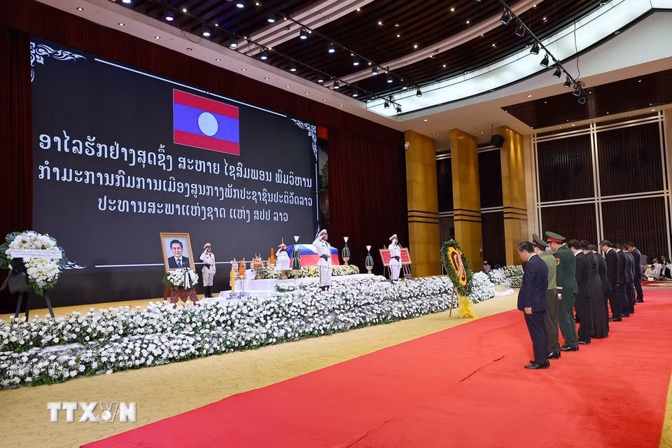 Chủ tịch Quốc hội Trần Thanh Mẫn dẫn đầu Đoàn đại biểu cấp cao của Đảng, Nhà nước Việt Nam viếng đồng chí Xaysomphone Phomvihane, Ủy viên Bộ Chính trị, Chủ tịch Quốc hội Lào. (Ảnh: Doãn Tấn/TTXVN)