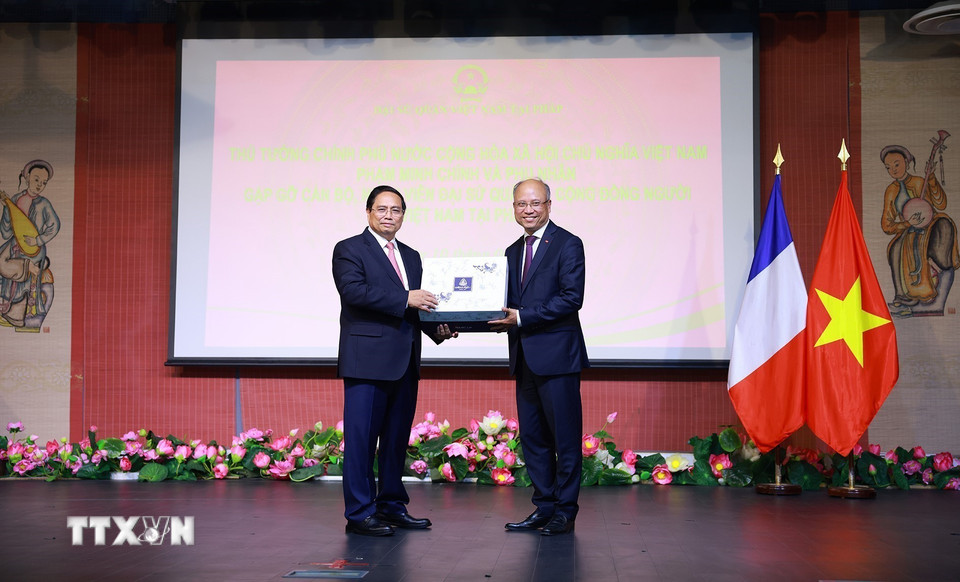 Thủ tướng Phạm Minh Chính tặng quà cho Đại sứ quán Việt Nam tại Pháp. (Ảnh: Dương Giang/TTXVN)