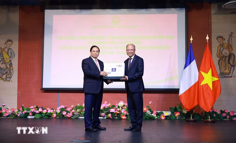 Thủ tướng Phạm Minh Chính tặng quà cho Đại sứ quán Việt Nam tại Pháp. (Ảnh: Dương Giang/TTXVN)