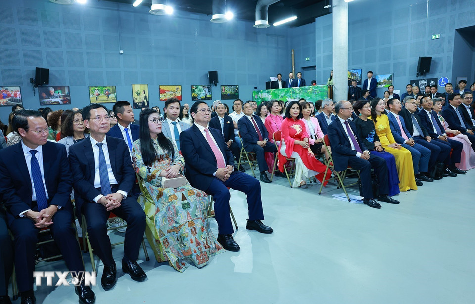 Thủ tướng Phạm Minh Chính và Phu nhân cùng cán bộ, nhân viên Đại sứ quán và đại diện cộng đồng người Việt Nam tại Pháp. (Ảnh: Dương Giang/TTXVN)