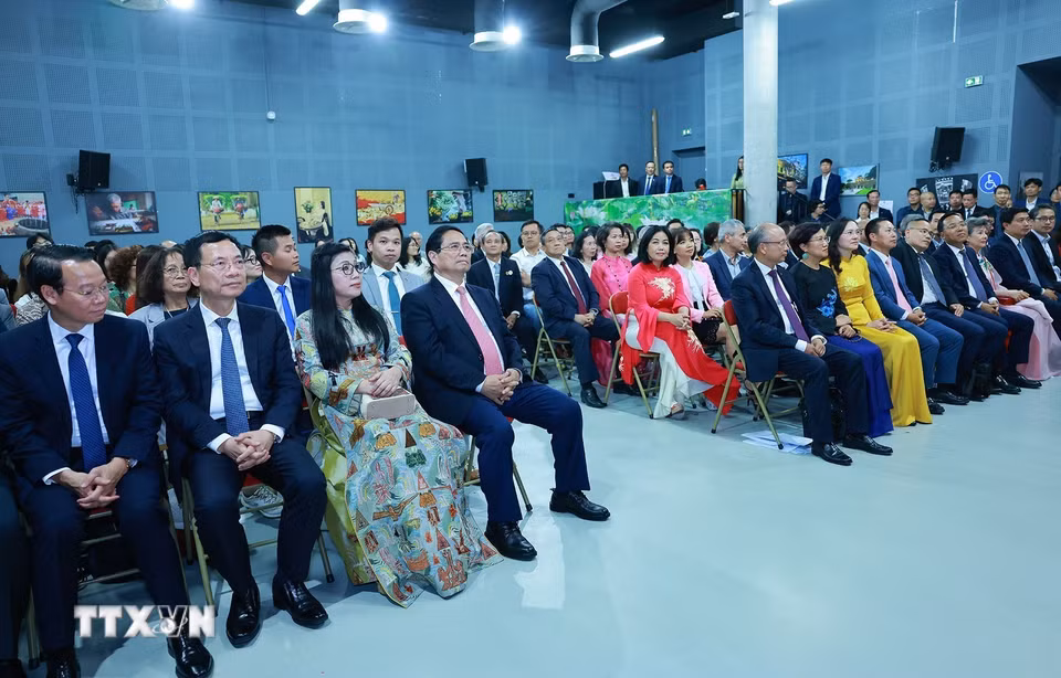 Thủ tướng Phạm Minh Chính và Phu nhân cùng cán bộ, nhân viên Đại sứ quán và đại diện cộng đồng người Việt Nam tại Pháp. (Ảnh: Dương Giang/TTXVN)