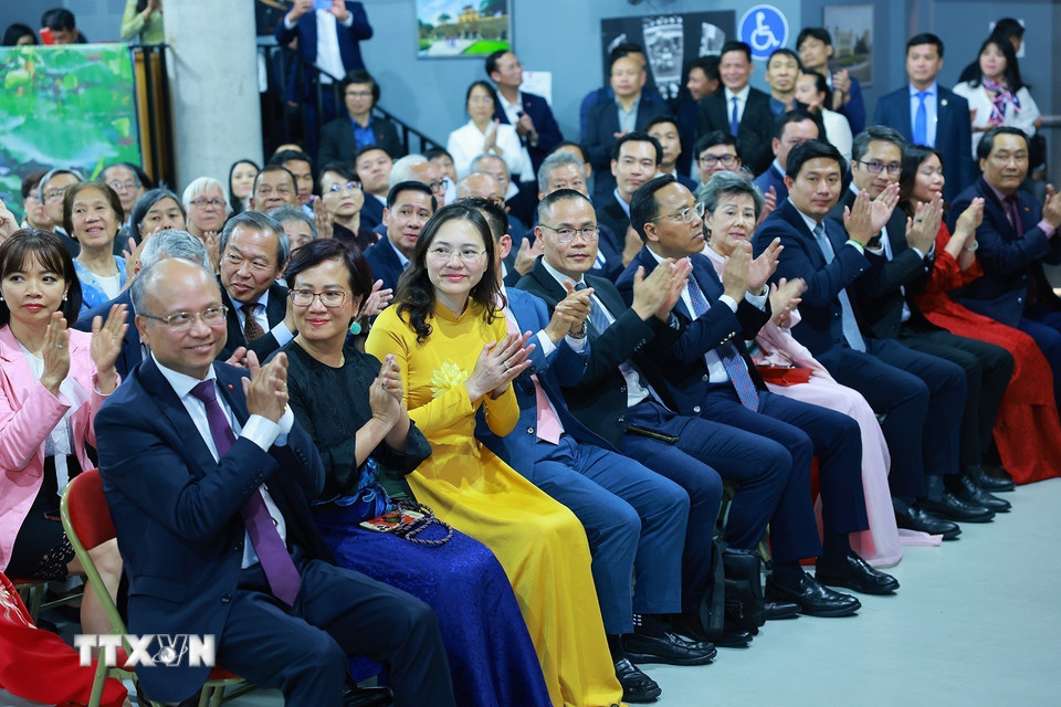 Cán bộ, nhân viên Đại sứ quán Việt Nam tại Pháp tham dự buổi gặp Thủ tướng Phạm Minh Chính và Phu nhân. (Ảnh: Dương Giang/TTXVN)