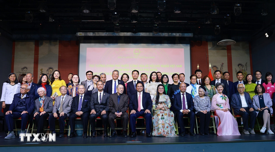 Thủ tướng Phạm Minh Chính và Phu nhân với cán bộ, nhân viên Đại sứ quán Việt Nam tại Pháp. (Ảnh: Dương Giang/TTXVN)