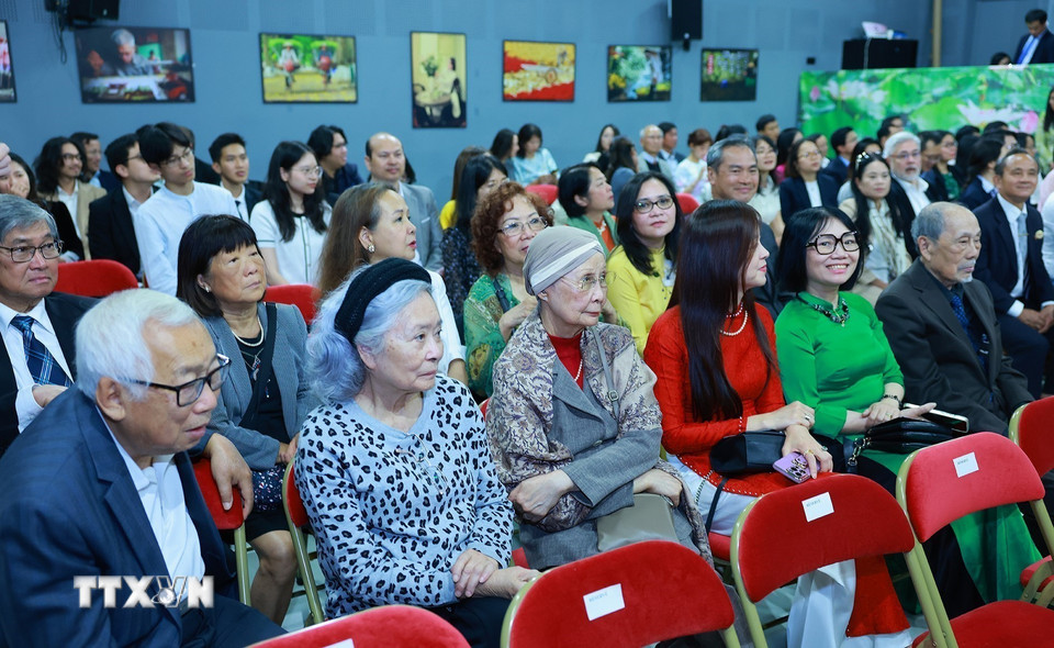 Đại diện cộng đồng người Việt Nam tại Pháp tham dự buổi gặp Thủ tướng Phạm Minh Chính và Phu nhân. (Ảnh: Dương Giang/TTXVN)