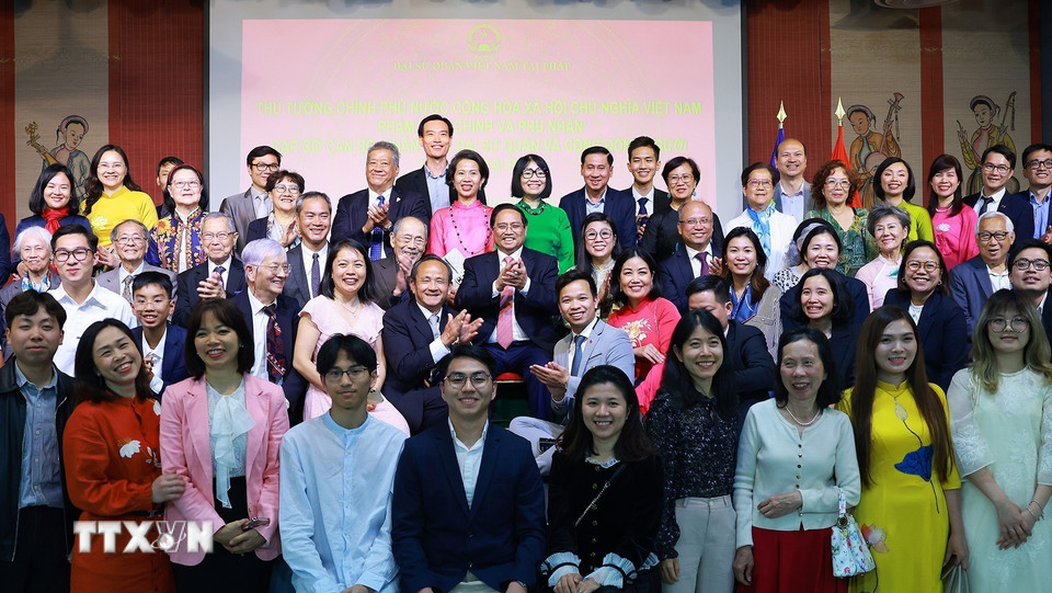 Thủ tướng Phạm Minh Chính và Phu nhân với cán bộ, nhân viên Đại sứ quán và cộng đồng người Việt Nam tại Pháp. (Ảnh: Dương Giang/TTXVN)