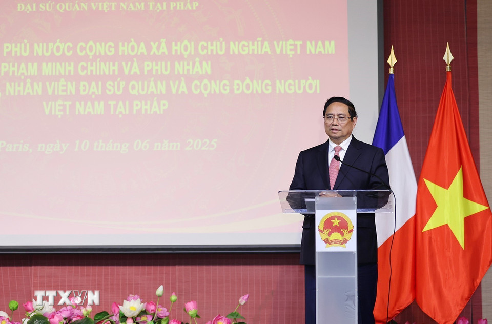 Thủ tướng Phạm Minh Chính phát biểu tại buổi gặp gỡ cán bộ, nhân viên Đại sứ quán và đại diện cộng đồng người Việt Nam tại Pháp. (Ảnh: Dương Giang/TTXVN)