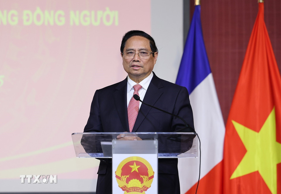 Thủ tướng Phạm Minh Chính phát biểu tại buổi gặp gỡ cán bộ, nhân viên Đại sứ quán và đại diện cộng đồng người Việt Nam tại Pháp. (Ảnh: Dương Giang/TTXVN)