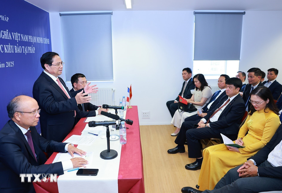 Thủ tướng Phạm Minh Chính gặp gỡ đại diện chuyên gia, trí thức kiều bào tại Pháp. (Ảnh: Dương Giang/TTXVN)