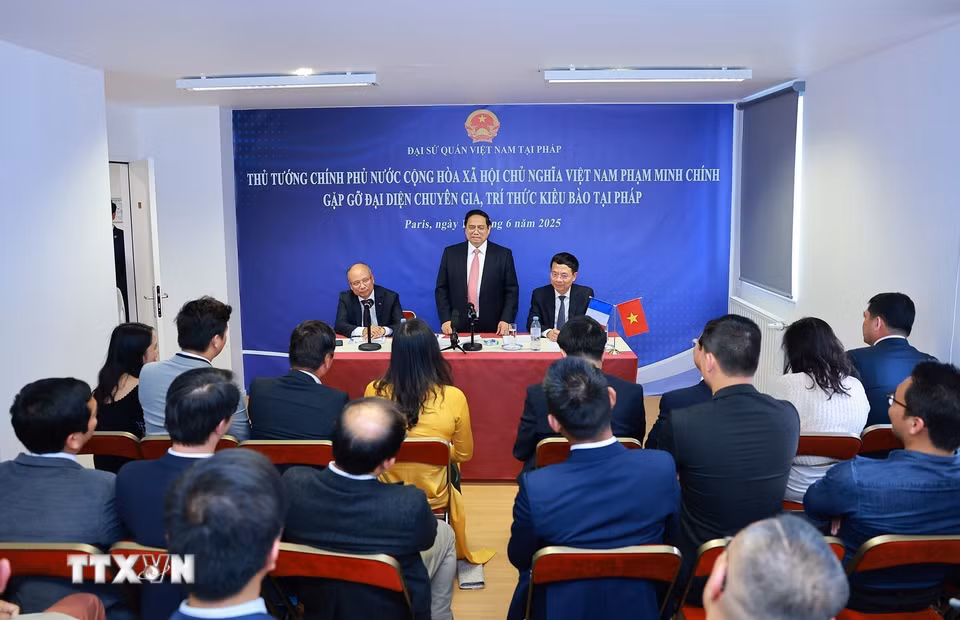 Thủ tướng Phạm Minh Chính gặp gỡ đại diện chuyên gia, trí thức kiều bào tại Pháp. (Ảnh: Dương Giang/TTXVN)
