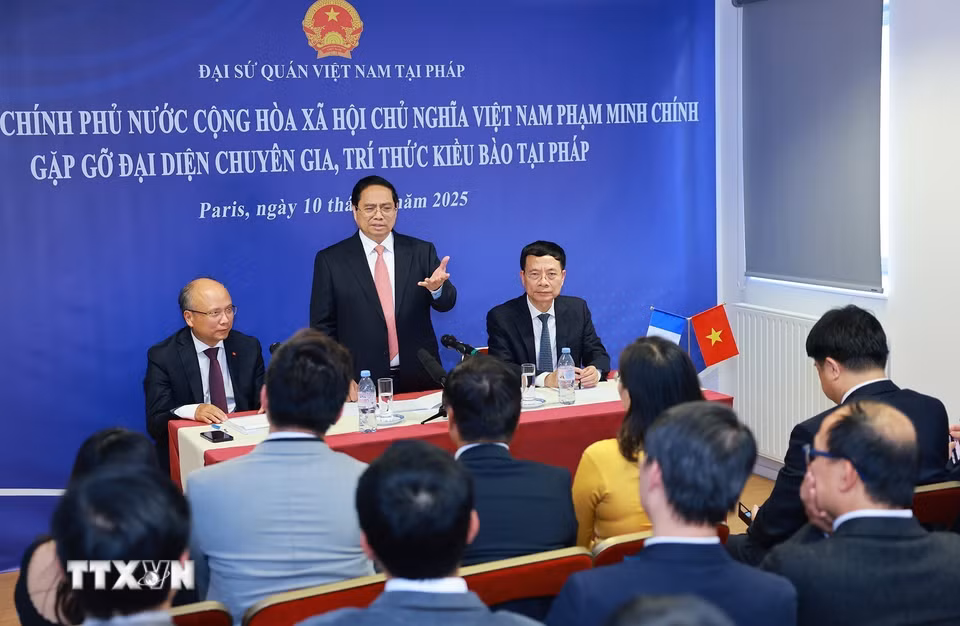 Thủ tướng Phạm Minh Chính gặp gỡ đại diện chuyên gia, trí thức kiều bào tại Pháp. (Ảnh: Dương Giang/TTXVN)