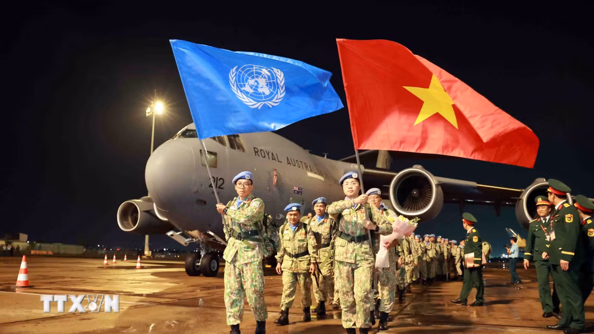 Cán bộ, chiến sỹ Bệnh viện dã chiến cấp 2 số 7 trở về nước sau khi hoàn thành xuất sắc nhiệm vụ gìn giữ hòa bình Liên hợp quốc tại Phái bộ Nam Sudan. (Ảnh: Xuân Khu/TTXVN)