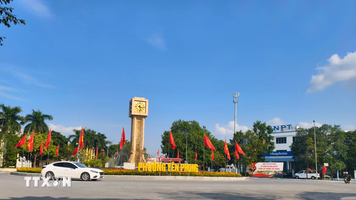 Trung tâm xã Yên Phong, tỉnh Bắc Ninh trang hoàng trước ngày trở thành phường. (Ảnh: Thanh Thương/TTXVN)