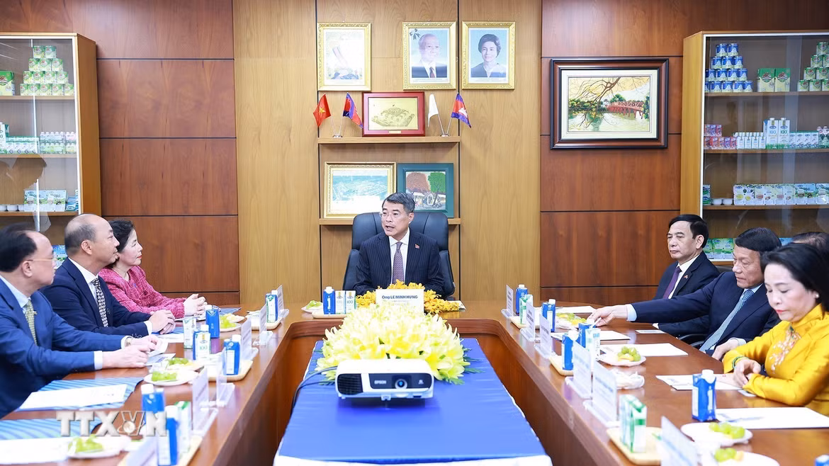 Thủ tướng Lê Minh Hưng thăm Công ty sữa Angkor Milk. (Ảnh: Dương Giang/TTXVN)