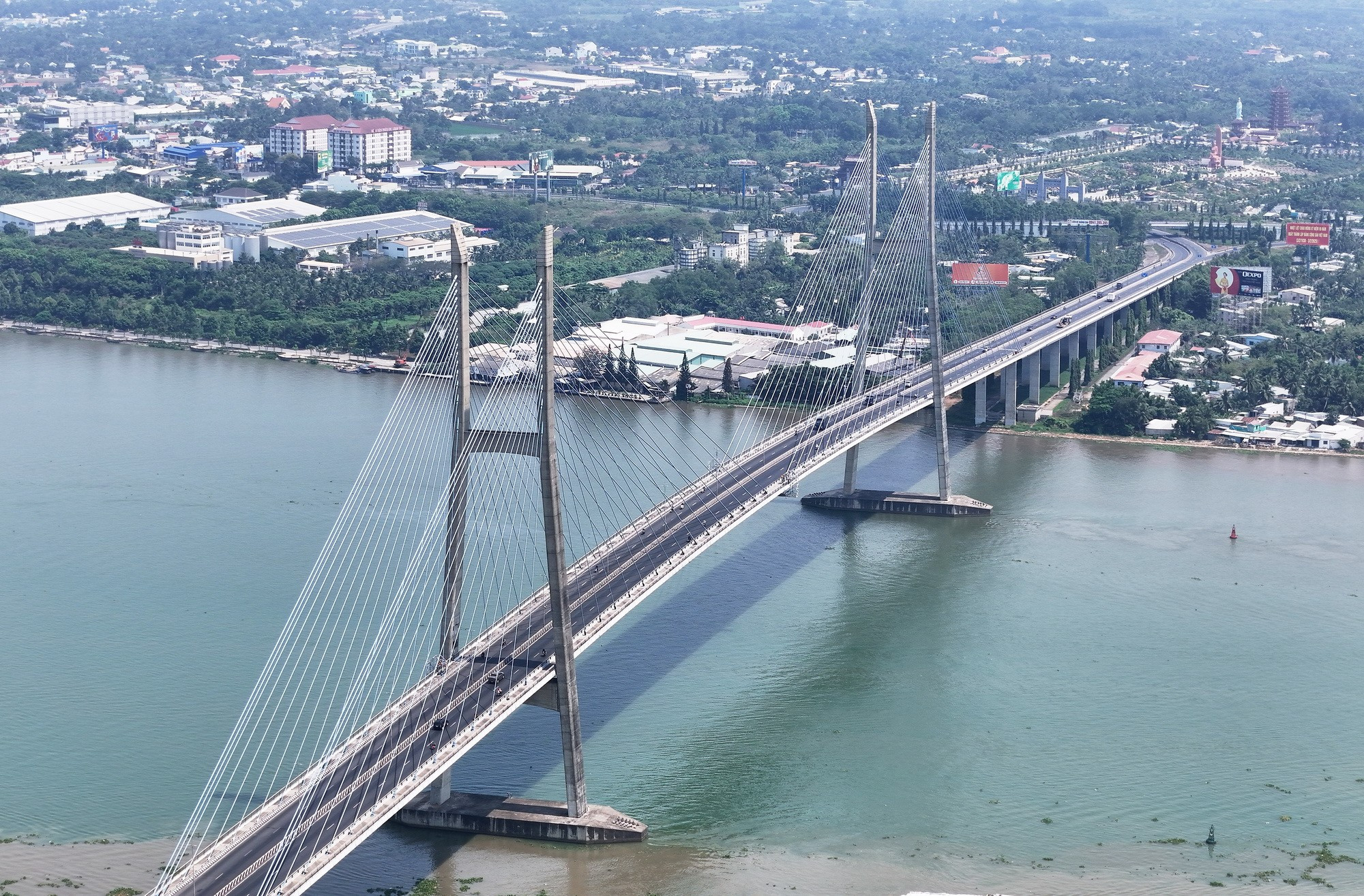Cầu Mỹ Thuận là công trình lớn đầu tiên, là bước ngoặt lịch sử giúp giao thông Đồng bằng sông Cửu Long chuyển mình mạnh mẽ từ đầu những năm 2000. (Ảnh: Hồng Đạt/Vietnam+)