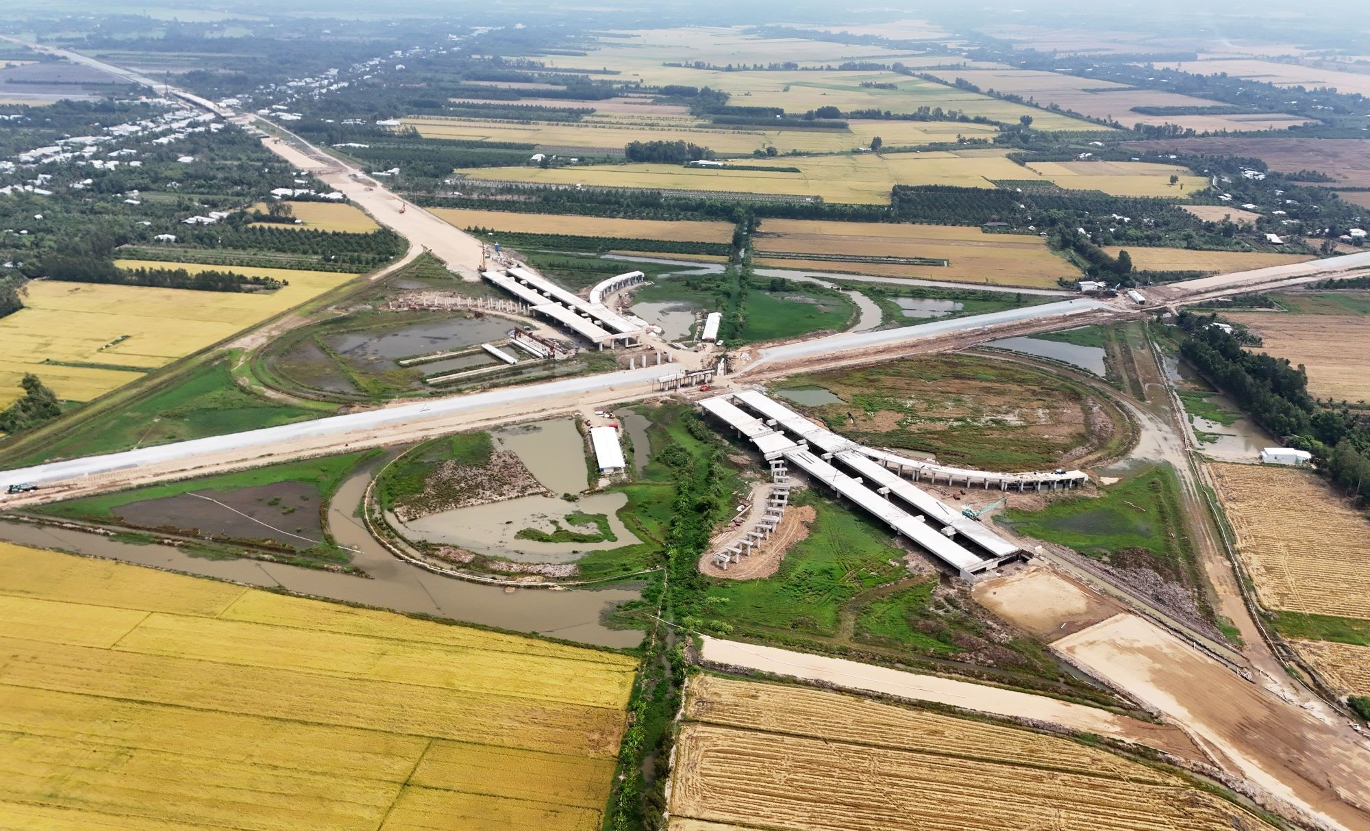 Nút giao hai trục cao tốc chính của Đồng bằng sông Cửu Long là cao tốc Châu Đốc-Cần Thơ-Sóc Trăng và cao tốc Cần Thơ-Cà Mau thuộc địa bàn xã Bình Thành, huyện Phụng Hiệp, tỉnh Hậu Giang. (Ảnh: Hồng Đạt/TTXVN)