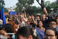 Những hình ảnh về đám cưới đôi trên phố đi bộ Hồ Gươm 