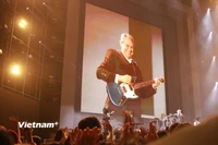 Ban nhạc của Phó Cục trưởng và Đại sứ 'hâm nóng' đêm nhạc Vietnam Happy Fest 2025 