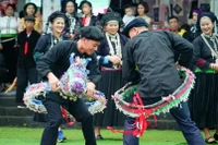 Trình diễn múa ngựa giấy của người dân tộc Nùng Dín (Mường Khương, Lào Cai). (Ảnh: Khánh Hòa/TTXVN)