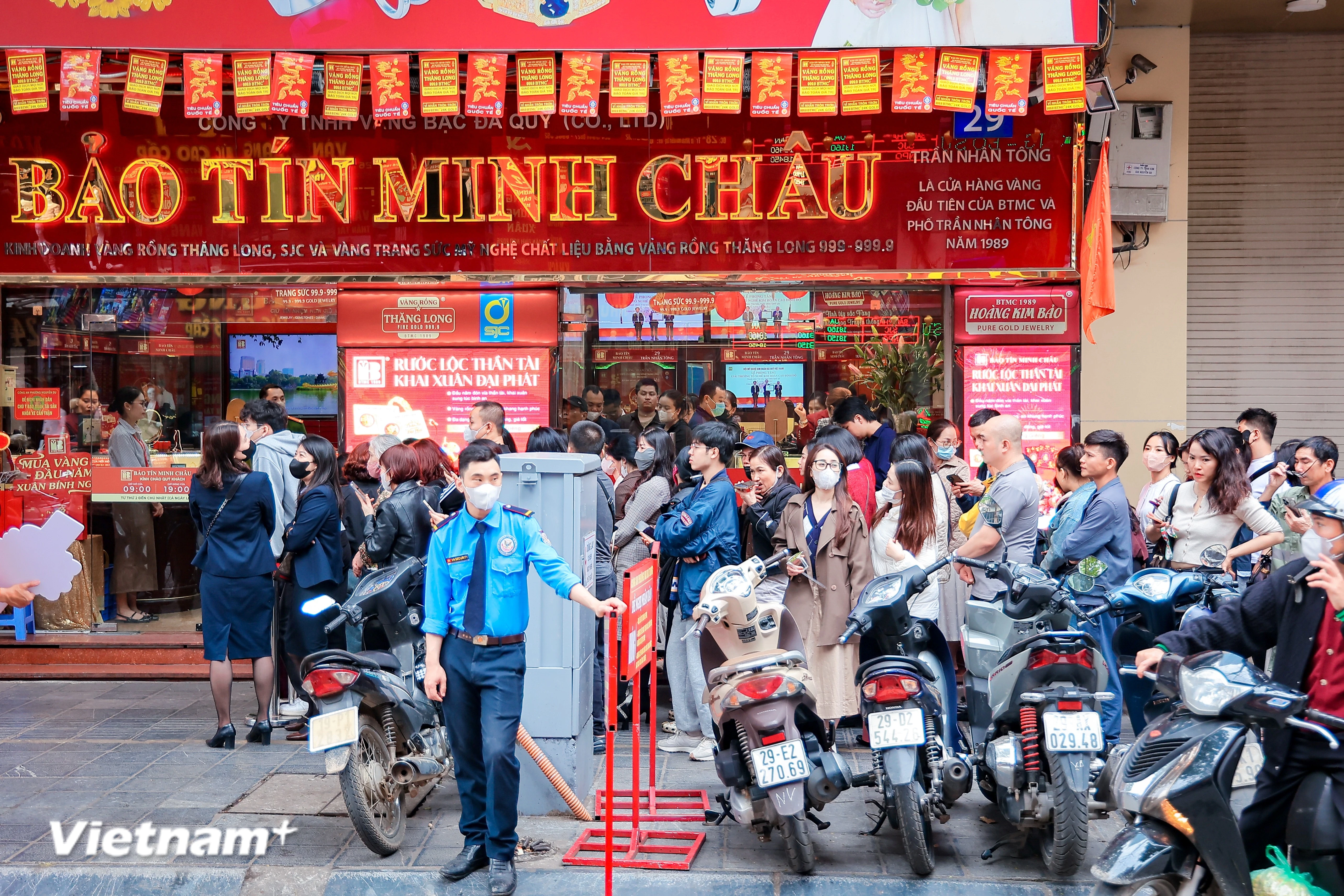 Người dân Hà Nội xếp hàng dài chờ mua vàng trong ngày đầu năm mới