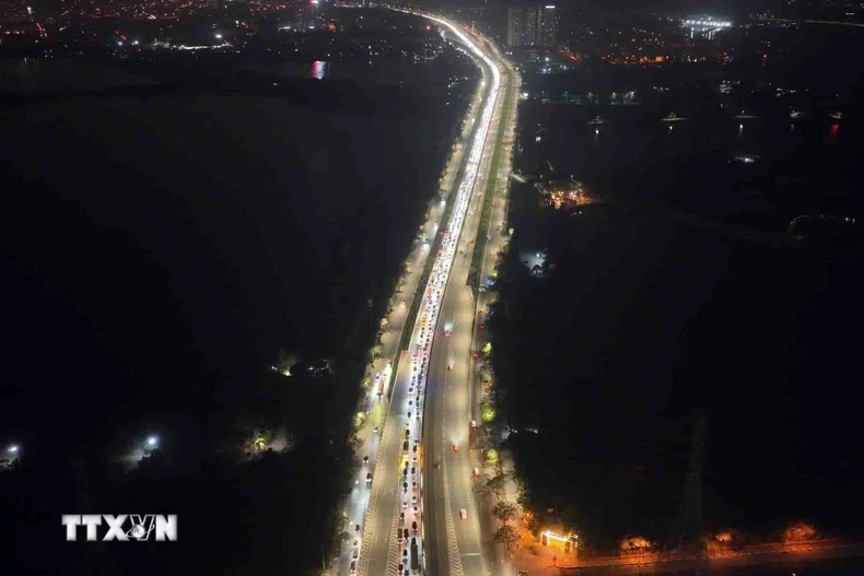Ùn tắc kéo dài tại tuyến cao tốc Pháp Vân-Cầu Giẽ hướng vào trung tâm Thủ đô (ảnh chụp lúc 23h). (Ảnh: Phạm Kiên/TTXVN)