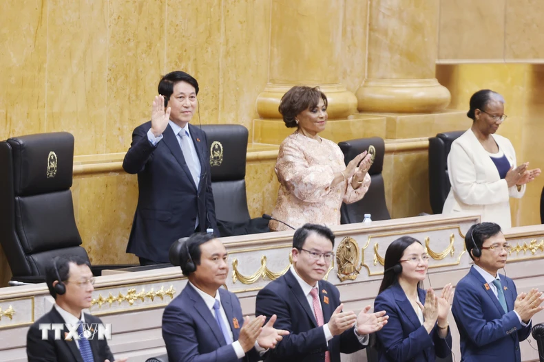 Chủ tịch nước Lương Cường phát biểu chính sách với các Nghị sỹ Quốc hội Angola. (Ảnh: Lâm Khánh/TTXVN)