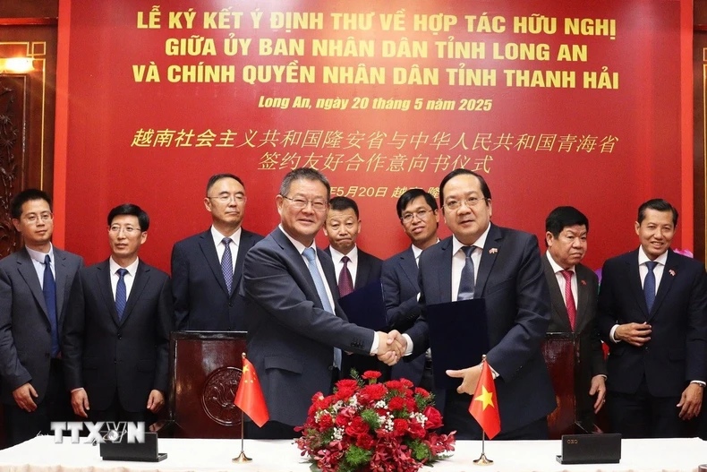 Phó Chủ tịch UBND tỉnh Long An Nguyễn Minh Lâm và Phó Tỉnh trưởng tỉnh Thanh Hải Liu Tao, ký Ý định thư. (Ảnh: Thanh Bình/TTXVN)