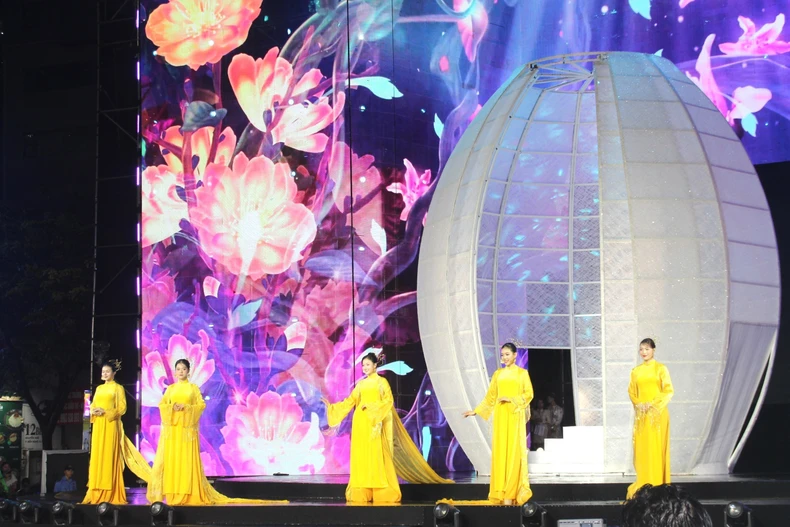 Bộ sưu tập “Thành phố vươn mình” trình diễn tại Lễ hội. (Ảnh: Mỹ Phương/TTXVN)