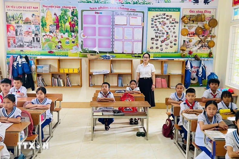 Nhờ đổi mới phương pháp giảng dạy, phân nhóm học sinh, linh hoạt trong từng giờ dạy, cô giáo Phạm Thị Mai Phương đã dần nâng cao chất lượng giáo dục của nhà trường. (Ảnh: TTXVN phát)