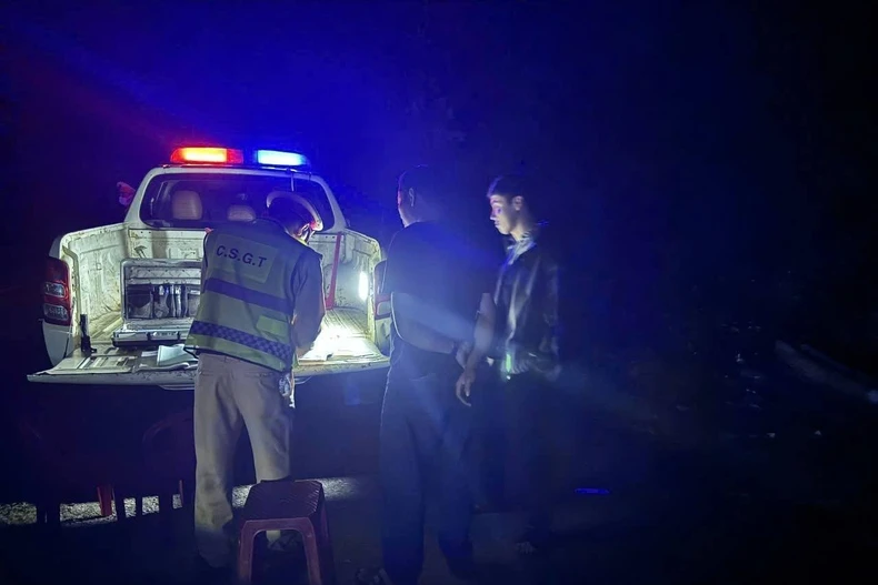 Cảnh sát giao thông lập biên bản xử lý xe khách vi phạm. (Nguồn: Facebook Công an thành phố Đà Nẵng)