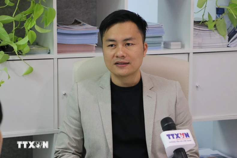 Ông Nguyễn Tuấn Nghĩa - chuyên gia về trí tuệ nhân tạo (AI) được Hiệp hội Kỹ sư Australia phong danh hiệu Tổng công trình sư và là thành viên Hội Trí thức và Chuyên gia Việt Nam tại Australia (VASEA) trả lời phỏng vấn của phóng viên TTXVN. (Ảnh: Lê Đạt/TTXVN )