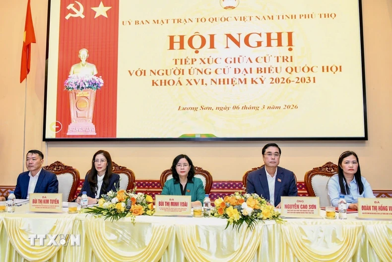 Các ứng cử viên Đại biểu Quốc hội khóa XVI tiếp xúc cử tri tại Đơn vị bầu cử số 5. (Ảnh: Vũ Hà/TTXVN)