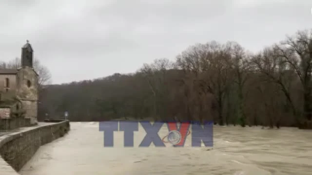 Pháp ban bố tình trạng báo động đỏ về lũ lụt tại miền Nam