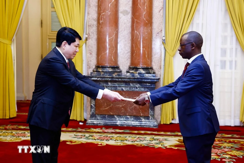 Chủ tịch nước Lương Cường nhận Quốc thư từ Đại sứ Cộng hoà Burundi Telesphone Irambonao. (Ảnh: Lâm Khánh/TTXVN)