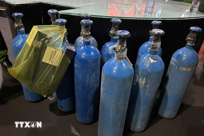 Bình chứa "khí cười" N2O. (Ảnh: TTXVN phát)