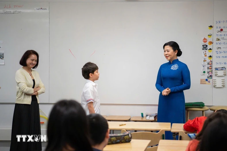 Phu nhân Tổng Bí thư Tô Lâm, bà Ngô Phương Ly nói chuyện với cô và trò Trường phổ thông liên cấp Vesala. (Ảnh: TTXVN phát)