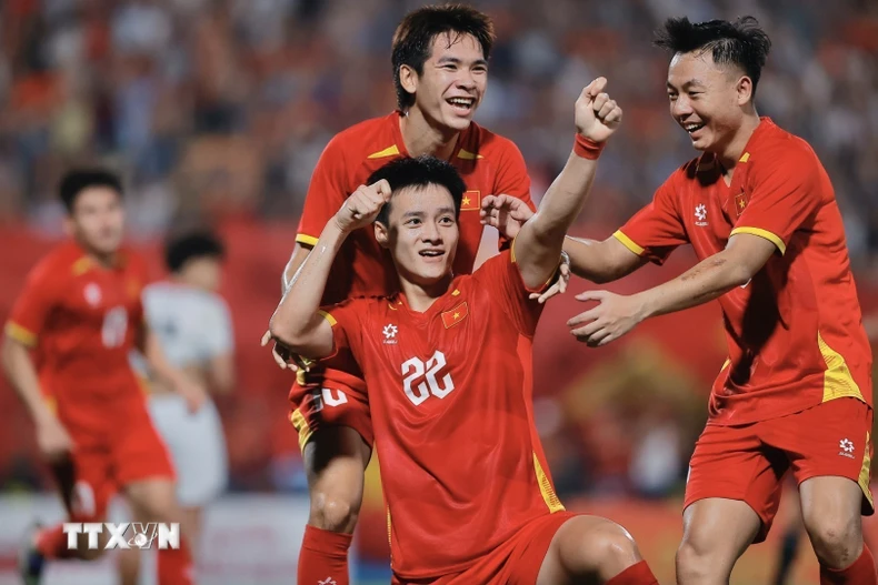 Thanh Nhàn ghi bàn thắng mở tỷ số cho U23 Việt Nam. Ảnh: Minh Quyết - TTXVN