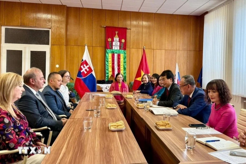 Đại sứ Việt Nam tại Slovakia Phạm Trường Giang tại cuộc gặp Thị trưởng Horné Saliby Pavol Dobosy. (Ảnh: TTXVN phát)