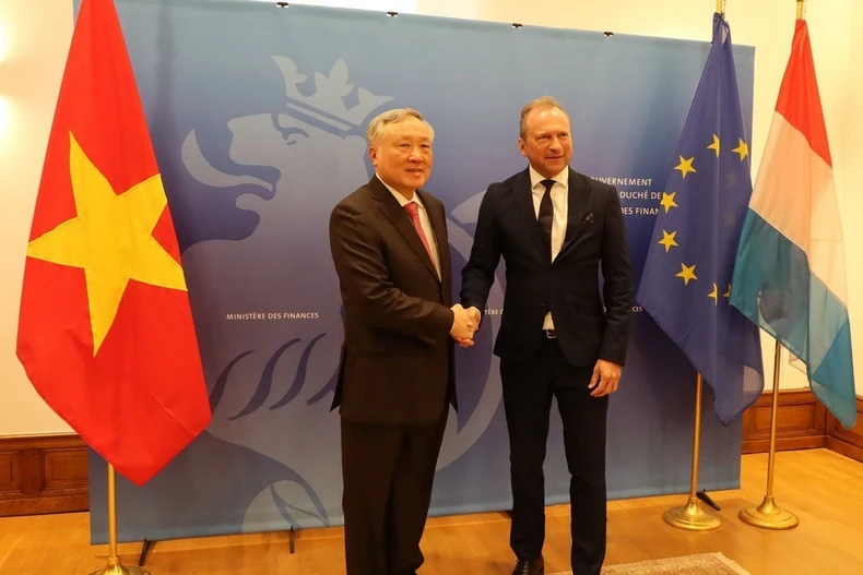 Phó Thủ tướng thường trực Nguyễn Hòa Bình và Bộ trưởng Tài chính Luxembourg Gilles Roth. (Ảnh: Hương Giang/TTXVN)