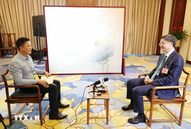 Bí thư Đảng ủy Khu tự trị dân tộc Choang Quảng Tây (Trung Quốc) Trần Cương trả lời phỏng vấn phóng viên TTXVN tại Bắc Kinh. (Ảnh: Quang Hưng/TXVN)