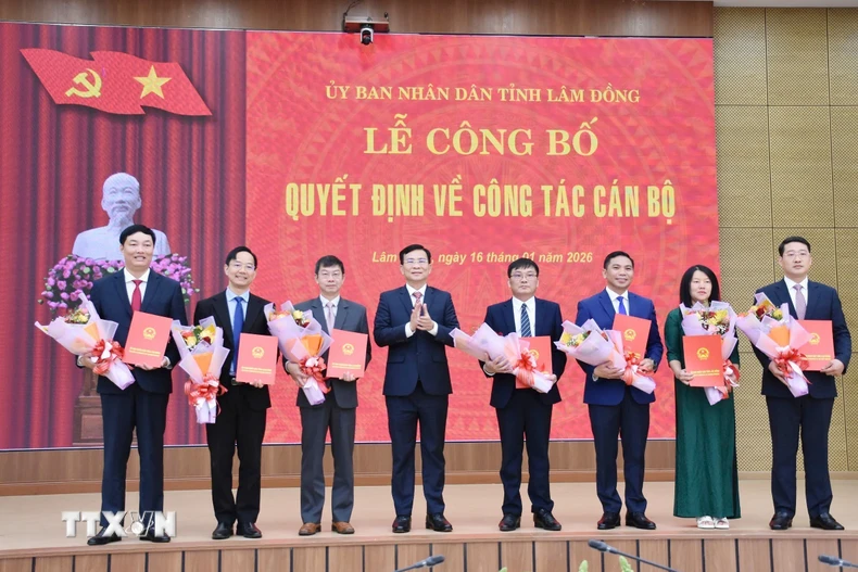 Chủ tịch UBND tỉnh Lâm Đồng Hồ Văn Mười (đứng giữa) trao quyết định bổ nhiệm cho 7 cán bộ lãnh đạo các phường, sở, ngành. (Ảnh: TTXVN phát)