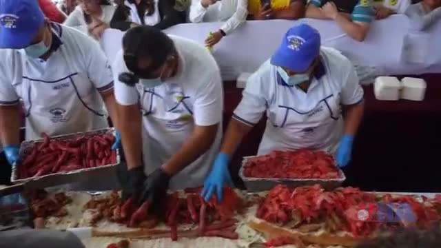 Thưởng thức chiếc bánh mỳ khổng lồ dài 90m, đầy ắp nhân thịt tại Mexico