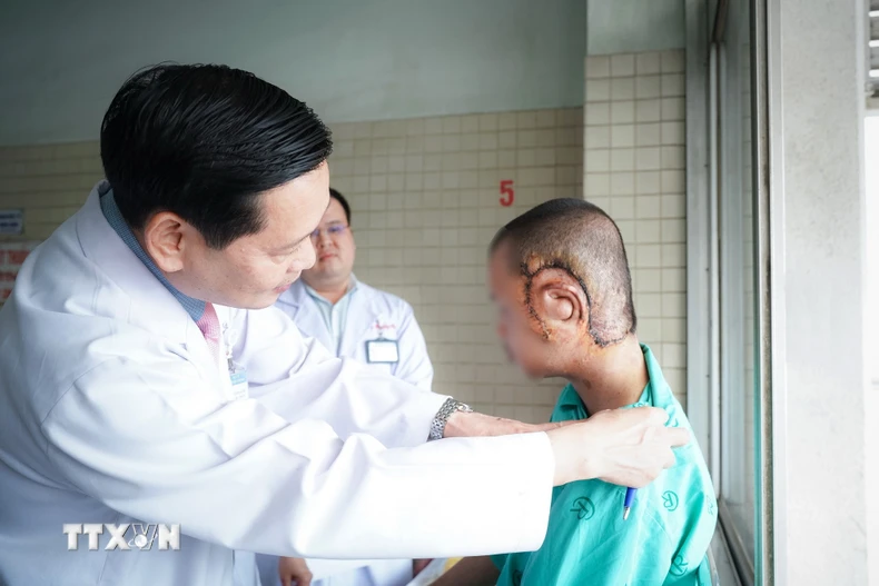 Bệnh nhân sau khi được phẫu thuật cắt bỏ khối u thần kinh khổng lồ nặng gần 1kg. (Ảnh: TTXVN phát)