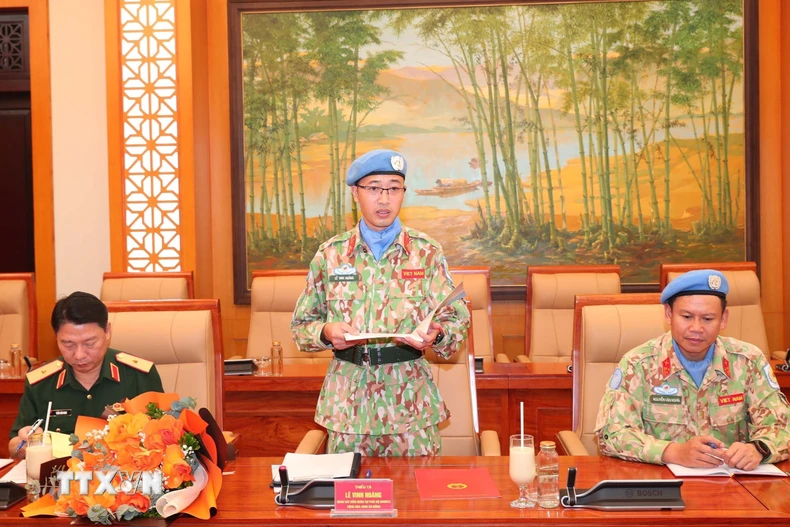 Thiếu tá Lê Vinh Hoàng hứa quyết tâm tại lễ trao Quyết định.(Ảnh: Trọng Đức/TTXVN)