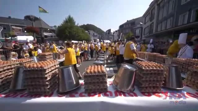 Cận cảnh quy trình chế biến món trứng tráng khổng lồ tại Bỉ