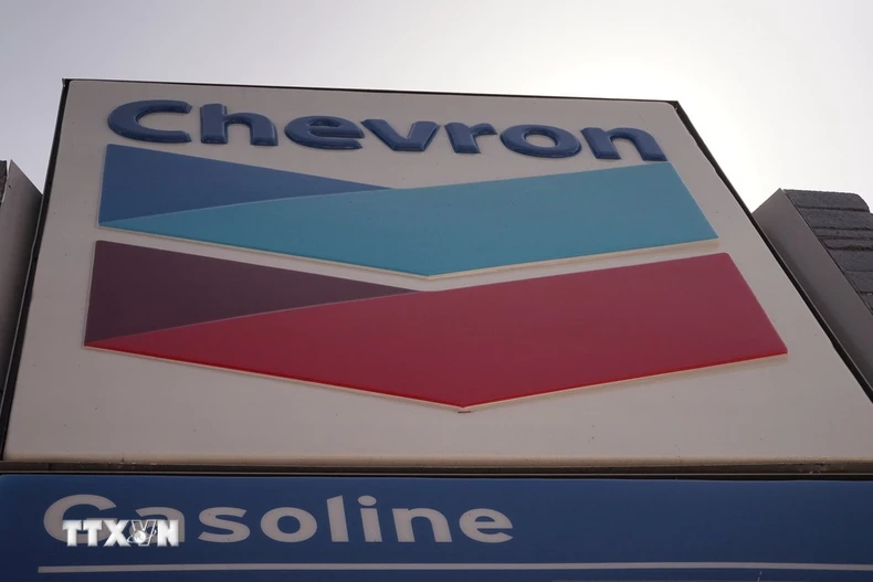 Biểu tượng tập đoàn Chevron tại một trạm xăng ở El Monte, Los Angeles, California, Mỹ. (Ảnh: THX/TTXVN)