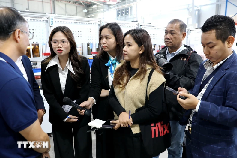 Đoàn phóng viên Thông tấn xã Campuchia (AKP) tìm hiểu hoạt động sản xuất kinh doanh tại Công ty TNHH Keystone Electrical Việt Nam thuộc Khu Công nghiệp Liên Hà Thái (Khu Kinh tế Thái Bình) ở xã Thái Thụy, tỉnh Hưng Yên. (Ảnh: Thế Duyệt/TTXVN)
