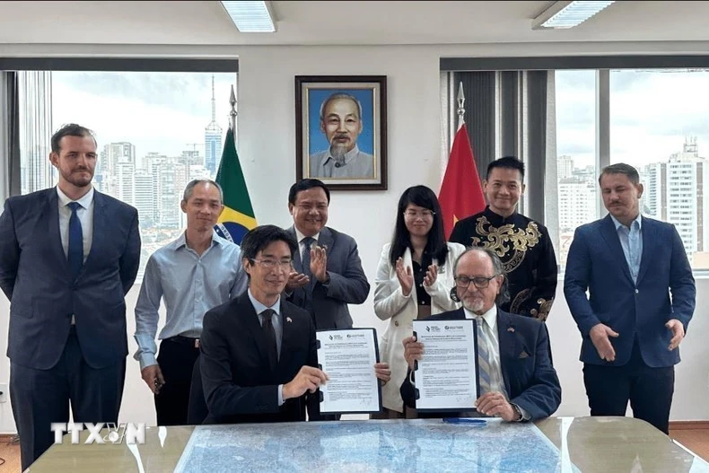 Lễ ký kết Biên bản ghi nhớ (MOU) giữa Phòng Thương mại Brazil-Việt Nam (BVC) và Phòng Thương mại và Công nghiệp Brazil-Việt Nam bang Espírito Santo (CCBV-ES) tại Sao Paulo ngày 7/2. (Ảnh: Đại sứ quán cung cấp)